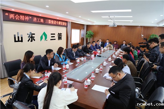 点点taptap国际全国人大代表宣讲“两会精神”进基层