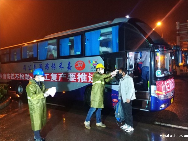 派七批17辆车接农民工返岗 点点taptap国际项目复工率达90%